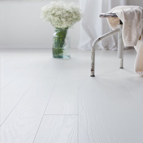 Valkoinen lattia raikastaa hirsimökin ilmeen, Timberwisen Polar-saarniparketti 88,70 e/m², Netrauta.fi.