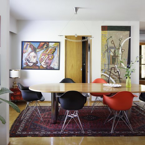 Alakerrassa  elämä  keskittyy Jouko Järvisalon suunnitteleman suuren ruokapöydän ympärille. Vitran värikkäät Eames-tuolit ovat viimeisin hankinta kotiin. Keittiöön johtavan oven oikealla puolella on norjalaisen Arvid Pettersenin teos ja vasemmalla on hollantilaisen Lucebertin teos. Kaksi teosta päällekkäin vasemmalla ovat Perttu Näsäsen töitä. Eteisessä on Jarmon tyttären Rauha Mäkilän työ.