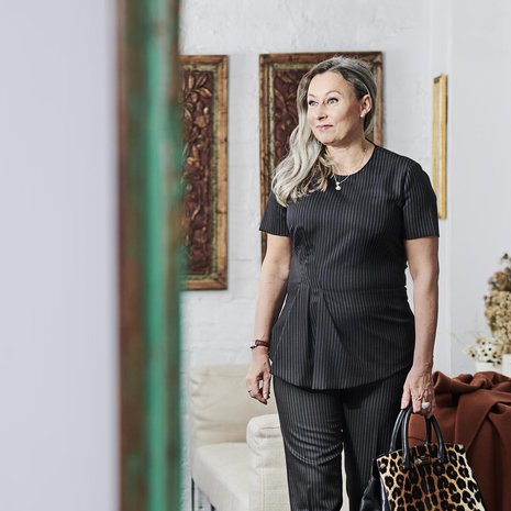 ”Bisnesvaate voi myös olla esimerkiksi epäsymmetrisesti rypytetty toppi ja sikarimalliset housut, joihin on helppo yhdistää erilaisia takkeja.”