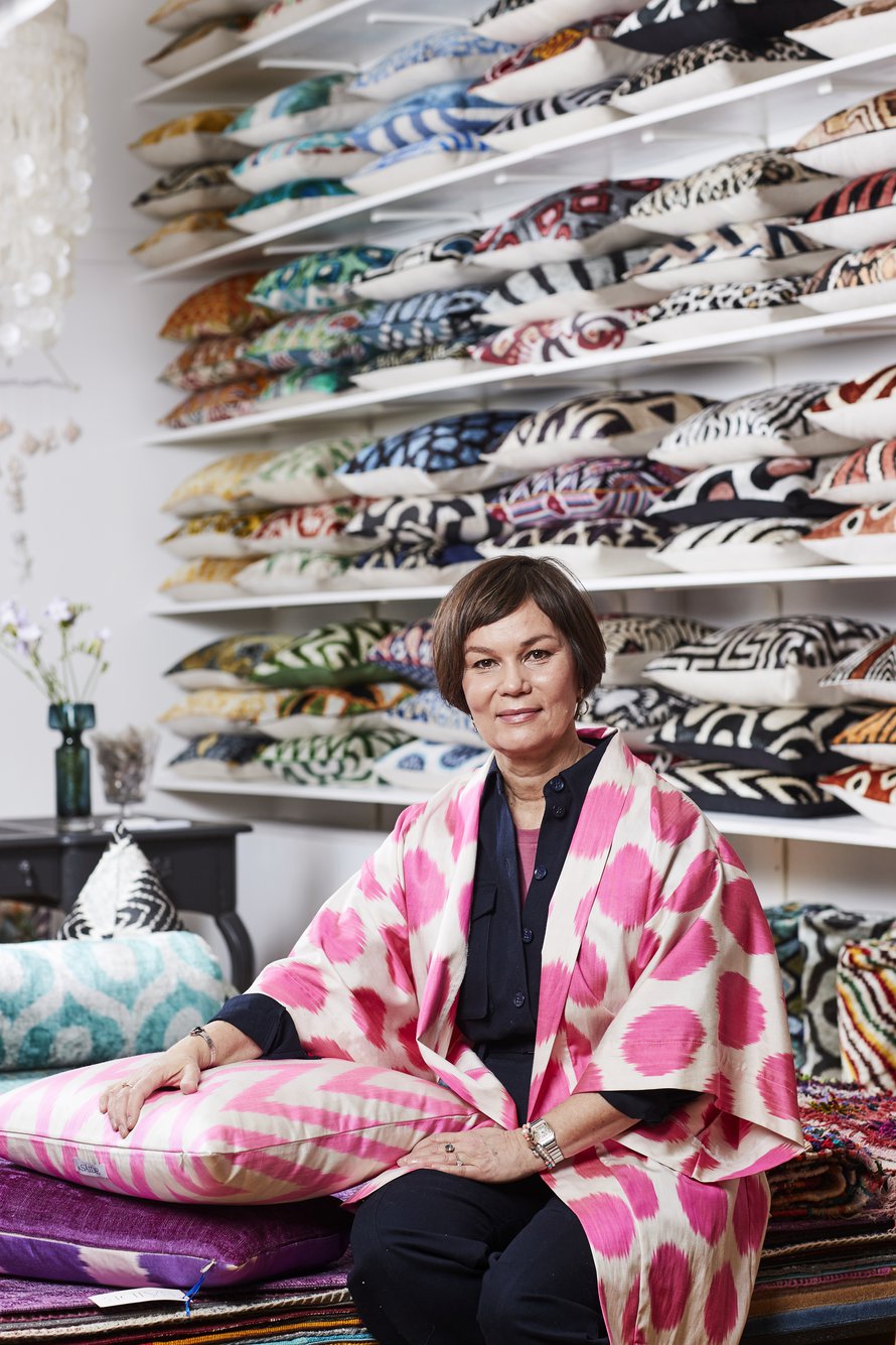Tinetillä on päällään pian myös myyntiin tuleva Saiden kimono. Hänen aikomuksensa on siirtää sen tuotanto Suomeen parin muun tuotteen lisäksi.