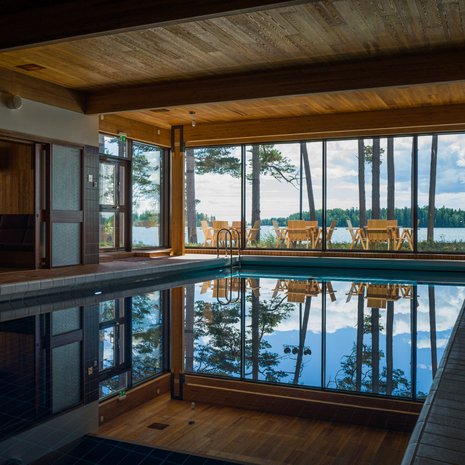 Hanasaaren allasosastolla on erilliset saunat miehille ja naisille. Lauteilla istuessa kuulee äänitteen, joka kertoo Urho Kekkosen ja Kaarle XVI Kustaan avajaislöylyistä vuonna 1975.