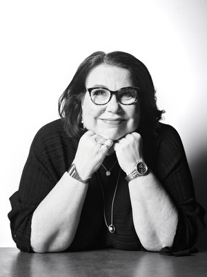 Merja on onnellinen ystävä-porukoistaan: lukupiiristä, skumppa-siskoista ja juhannusseurasta.