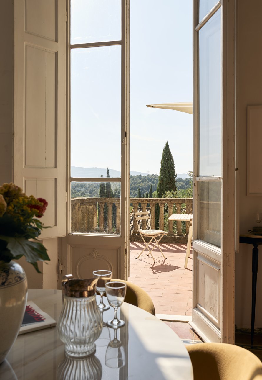 Sypressien ja viinitarhojen keskellä kohoava Villa Coccinella huokuu toscanalaista rauhaa. Heti villaan astuttuaan Jaakko ja Yulia tiesivät, että tämä olisi heidän kotinsa.