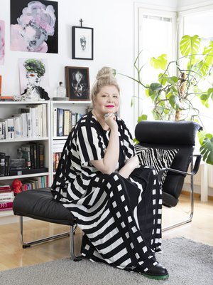 "Vaatteissa ja kengissä pitää olla asennetta ja hyvä olla." Miialla yllä Marimekon klassikko, Korppi-mekko, Minna Parikan nilkkurit ja Guccin eläinsormukset. Miian pitkään haaveilema Yrjö Kukkapuron nojatuoli ja rahi löytyivät Facebook-kirppikseltä.