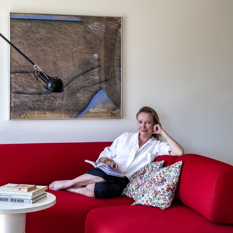 Petran lempipaikka kotona on olohuoneen uusi sohva. Siinä istuessa voi seurustella avokeittiössä kokkaiilijoiden kanssa.