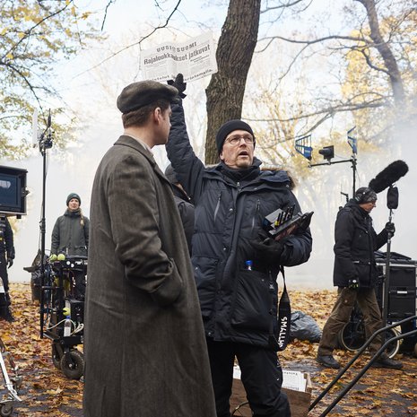 Elokuvaohjaaja Klaus Härö työssään Ei koskaan yksin -elokuvan kuvauksissa syksyllä 2023. Hän aloitti sen kirjoittamisen 15 vuotta sitten. "Halusin tehdä leffan toisen maailmansodan juutalaisten luovutuksista. Se on tarina lähimmäisen auttamisesta."