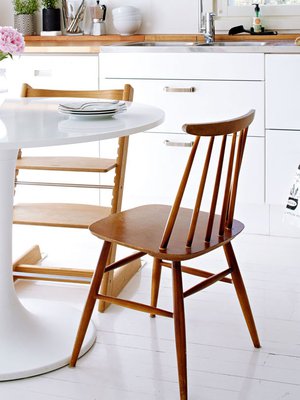 Pinnatuolista tuli supersuosittu kolmikymppisten sisustajien keskuudessa kolmisen vuotta sitten eik&auml; suosion hiipumisesta ole viel&auml; merkki&auml;k&auml;&auml;n. Siro pinnatuoli istuu monenlaisiin ruokap&ouml;ytiin ja se luo kodikkuuttaa moderneihin sisustuksiin. Ilmari Tapiovaaran Fanet-tuoli vuodelta 1949 on pinnatuolien aatelia. Sen istuinosan alasp&auml;in kaartuva reuna erottaa sen muista&nbsp; Askon valmistamista pinnatuoleista. Kuvan Sara-tuoli vuodelta 1970, valmistaja Asko.