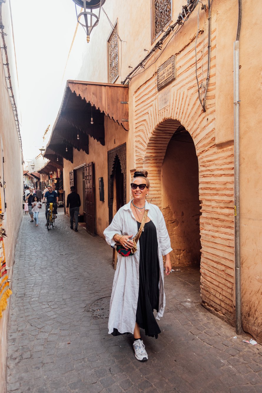 Vaaleanpunainen vanha kaupunki eli medina on Marrakeshin sydän. Aino Heiniö pukeutuu kaupungilla pitkään kaftaaniin. "Ajattelen, että maassa maan tavalla. Marokko on muslimimaa ja haluan kunnioittaa heidän kulttuuriaan."