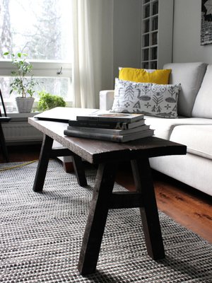 Rouhea penkki on saanut inspiraationsa vanhoista lypsyjakkaroista sek&auml; saunan penkeist&auml;. T&auml;ll&auml; hetkell&auml; penkki toimii sohvap&ouml;yt&auml;n&auml; ja laskutilana lukuvuoroaan odottaville kirjoille.