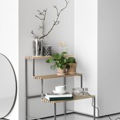 Design House Stockholmin viherkasveille tarkoitettu tikas muistuttaa vanhanajan kukkatelineitä. Sirolle kalusteelle voi tehdä monenlaisia sommitelmia. Flower pot stand 217 e, finnish-designshop.com.