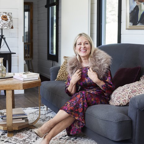 Karvakaulus oli osa Tara Jarmonin takkia, josta Maarit luopui. Kukkamekko, Zara. Vaaleat Geoxin korkokengät ovat Pariisista. Korva-korut ovat lapsenlapsen tekemät.