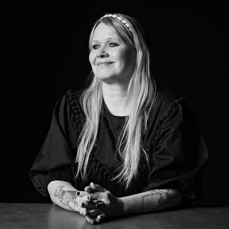 Joskus Paola Suhonen leikittelee ajatuksella, että menettäisi koko uransa. "Ei se olisi katastrofi. Luin hiljattain jutun lentoemännistä, jotka olivat lähteneet kouluttautumaan sairaanhoitajiksi. Mietin, että voisin itsekin ihan hyvin tehdä saman. Saisin elämälleni uuden suunnan."