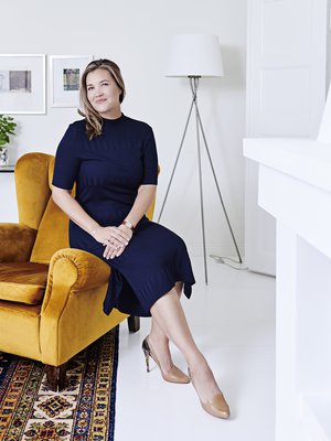 ”Jos en tiedä mitä pukisinpäälle, valitsen tämän Espritin mekon. Vastaaviatummansinisiä luottomekkoja minulla on ollutennenkin. Ted Bakerin korkokengät ovat yli 10 vuotta vanhat, arkisin en käytä näin korkeita korkoja