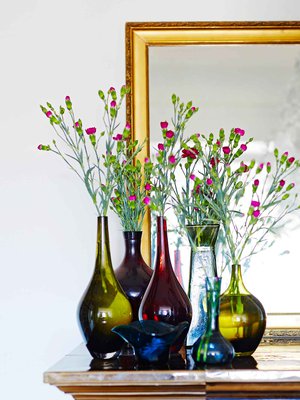 Laita kaunis asetelma esimerkiksi lasimaljakoita tason päälle. Voit käyttää myös muita kauniita sisustusesineitä, kuten lamppuja, tauluja ja keramiikkaa. Tuoreet kukat kuuluvat aina sisustuslehtikotiin. Kuva: <span class="photographer">Päivi Anita Ristell</span>