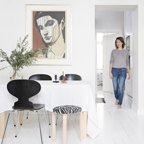 Monen kerroksen alta löytyneen lankkulattian pakkeloiminen oli kova työ, Eva-Marie Eriksson sanoo. Teos seinällä on Kuutti Lavosen Medeia.