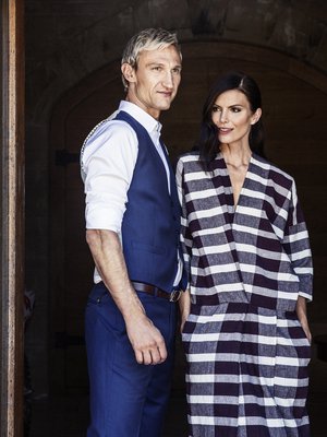 Rento mekko taipuu arkeen ja juhlaan. Puuvillamekko 165 e, Humanoid. Puvunliivi 165 e, kauluspaita 122 e, pvunhousut 175 e ja nahkavyö 61 e, Ted Baker.