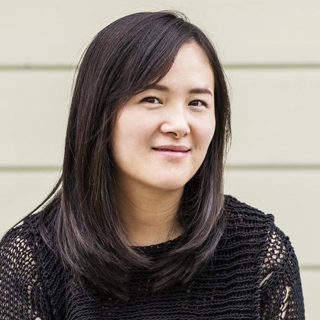 Balenciagan laukku sopii täydellisesti Chloén bootseihin. Neule on Philosophy  di Lorenzo Serafinin.