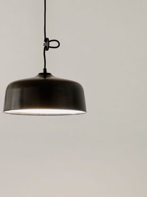 <p><p>Innoluxin Candeo-kirkasvalolaite on ensimmäinen kirkasvalo-kattolamppu. Katriina Nuutisen suunnittelema valaisin muuntuu kytkimestä painettaessa tavalliseksi kattolampuksi, 240 e, Sähkötalo.</p></p>