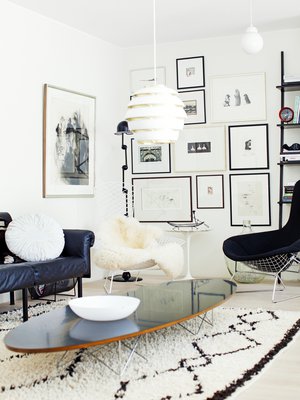 Kotimaiseen grafiikkaan ihastuneet asukkaat ovat koonneet lempiteoksensa sommitelmaksi olohuoneen päätyseinälle. Raikas ripustus, Jieldé-valaisin ja Bertoian Bird-tuolit muodostavat kutsuvan kokonaisuuden.