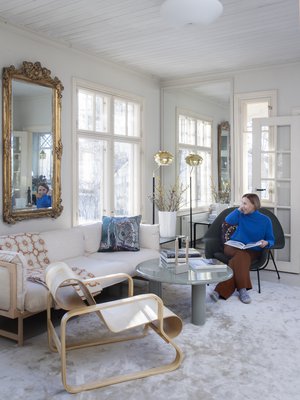 lohuoneessa on Vitran emalipöytä ja pitkään matkassa kulkeneet Eero Saarisen Womb-tuolit. Etualalla Virpin itselleen lahjaksi ostama Aallon Paimio-nojatuoli 41 "Anniversary Edition". Uuteen Bleck-sohvaan Virpi ja Martti ihastuivat Tukholman House of Gärsnäsin showroomissa. Virpiä viehättää Antrei Hartikaisen Melt-maljakko: "Siinä on jotain Aallon maailmaa."