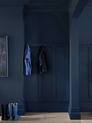 Farrow & Ball Dead Flat -maali on täysin mattapintainen, mutta pyyhittävä, joten se kestää vaikkapa eteisessä. Kuva Farrow&Ball. Sävy Stiffkey Blue.