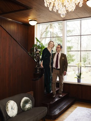 Minna ja Jukka arvostavat vanhan säilyttämistä ja huoltamista niin rakennusmateriaaleissa, huonekaluissa kuin vaatteissakin. Minnan mekko on ostettu Valkoisesta Elefantista ja Jukan metsästystakki Kapteenskasta.