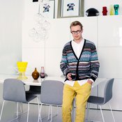"Minua kiinnostaa tilojen monikäyttöisyys ja muunneltavuus. Muuton tuolit ovat paitsi ruokapöydän tuoleja myös hyviä työtuoleja. Pöydän on tehnyt ystäväni ja kollegani Yuki Abe. Haluan myös valita, mitä esineitä pidän esillä. Koko seinän kokoisessa Ikea-kaapistossa on paljon säilytystilaa.”