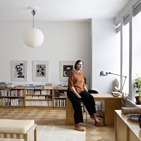 Johanna Gullichsenin kodissa ovat sulassa sovussa uudet ja perityt huonekalut. Taulut on asetettu matalalle, jotta ne ovat katseen korkeudella myös sohvalla istuessa. Loom-matto on suunniteltu Kristiina Lassuksen mallistoon.