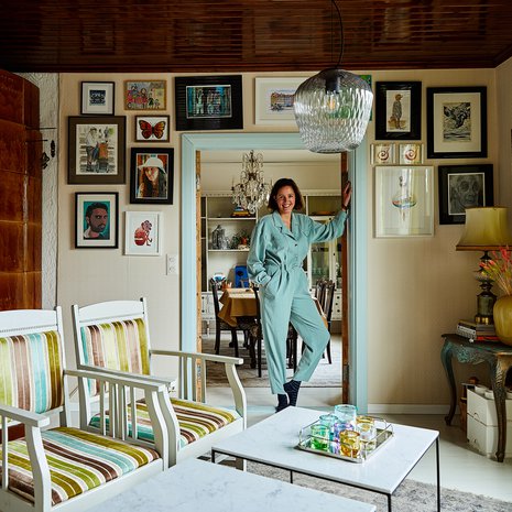 Cathrine von Krogh on taiteellista sukua. Monet olohuoneen tauluista ovat hänen isänsä Pål von Kroghin tekemiä. Jos Cathrine olisi jäänyt Norjaan, hän olisi mahdollisesti perinyt tätinsä sisustussuunnitteluyrityksen. 