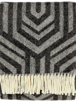 Annon näyttävä Punos-villahuopa on kuosiin kudottu, 49,90 e, Kodin ykkönen.