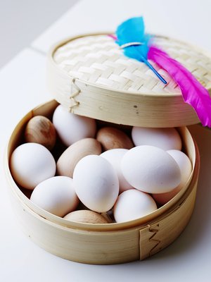 Bambupuinen höyrytysrasia kananmunineen on tyylikäs pääsiäiskoriste. Puiset munat 0,80 e/kpl,  Anders Meder.