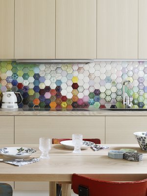 Keittiönsä välitilan keramiikkataiteilija Heini Riitahuhta sommitteli töistään tutuista kuusikulmaisista heksagoniosista. Pöydällä Heinin Arabialle suunnittelemaa Runo-sarjaa. Värilliset keramiikkarasiat hän suunnitteli näyttelyyn Japaniin. Keittiön saarnikaapit ja pöydän toteutti Punavuoren puuhevonen.