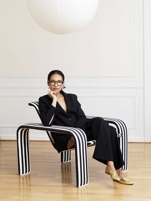 Kultaiset second hand -kengät ovat Martinianon. Housut Marimekko ja jakku Rodebjer. Helmikorut olivat valmistujaislahja isoisältä.