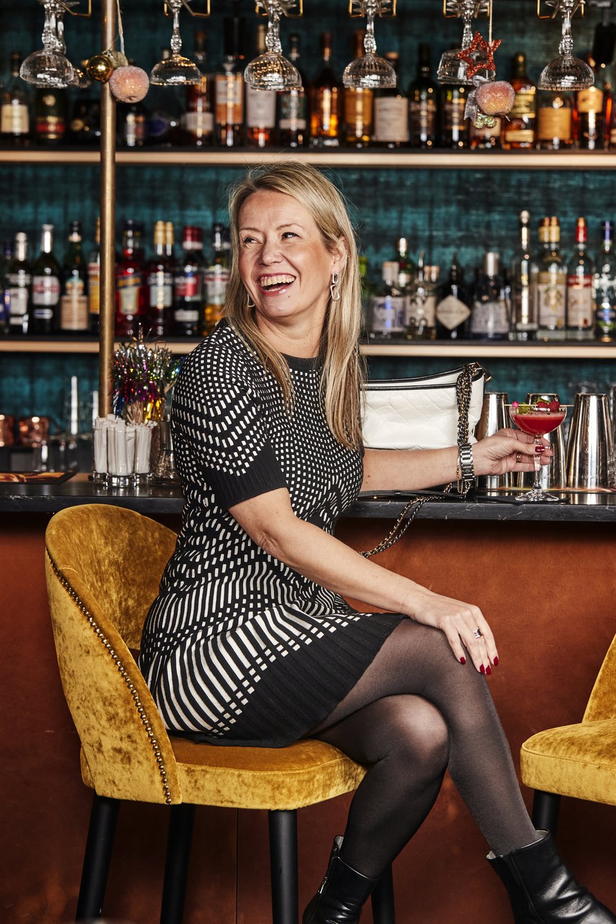 Lilli harrastaa viinejä. Farougessa hän tilaa meze-valikoiman kylkeen lasillisen libanonilaista Chateau Musarin punaviiniä. Drinkeistä hän valitsee espressomartinin. Mustavalkoinen mekko, H&M. Mustat nilkkurit, Filippa K. Korvakorut, Uno de 50.
