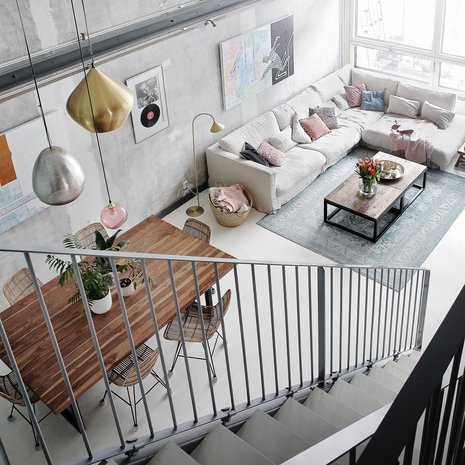 Tavallista leveämpi ruokapöytä on tilattu Sasu's Playhousesta. Tuolit ja lasivalaisin löytyivät Winkelistä. Näyttävä messinkivalaisin on Tom Dixonin, ja marokkolaistyylinen metallivalaisin Armas Designista.