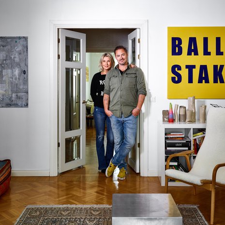 Asunnon lähes kaikissa huoneissa on pariovet, joiden kautta tilat liittyvät kauniisti toisiinsa. Olohuoneen sohvapöydän Johnny on suunnitellut ja valmistanut rosterista.