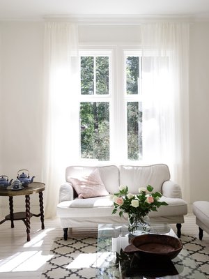 Lasikuistille alakerran käytävän päähän sisustettiin oleskeluhuone sohvineen. Upea vanha pöytä on peritty.