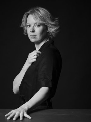 Alma Pöystin mielestä Tove-elokuvan kielivalinta on tärkeä. ”On ihanaa, että kerromme ruotsiksi ihmisistämme, jotka puhuivat ruotsia.”