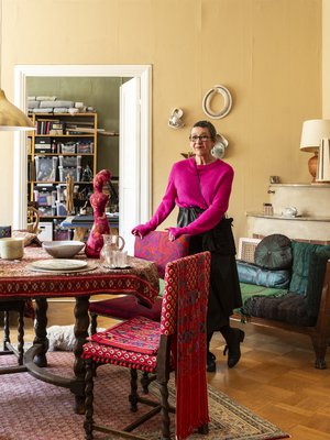  Inka Kivalo on tekstiilitaiteilija, joka on asunut Helsingin Etu-Töölön kortteleissa koko elämänsä. Sisustamisessa on Inkan mielestä säilytettävä leikin keveys. Sen mukaisesti hän puki isoisälleen kuuluneen ruokailuryhmän uusbarokkituolit "leninkeihin" eli verhoili ne Meksikosta tuomillaan huipil-paidoilla sekä käyttämättä jääneellä ranskalaisella kashmir-huivilla. Pöydällä on kokoelma Elsa Eleniuksen taidekeramiikkaa.