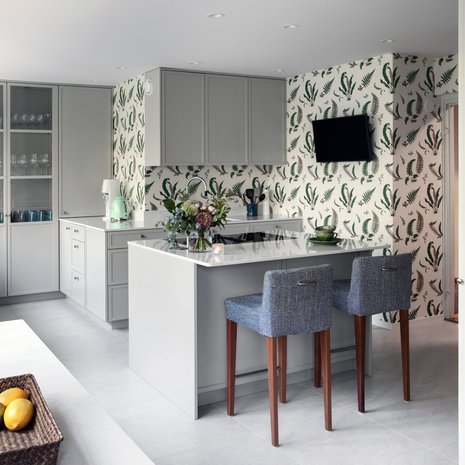 Hanan ja viemärin paikka vaihdettiin ja katon halogeeni-valaistus vaihdettiin ledeiksi. Saarekkeessa on nyt Gaggenaun liesituulettimellinen induktiotaso. Keittiön uusi lattia on Acon Marvel Edge Imperial White -laattaa, jota myy Decor H. Vanhat baarituolit saivat uuden verhoilun Lauritzonin Tweedy-kankaalla. Keittiön on suunnitellut ja toteuttanut Anna Berner Interiors.