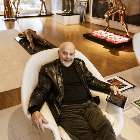 Björn lukee tai tarkkailee maisemaa yhdessä lempipaikassaan, Eero Saarisen Womb-tuolissa. Uusia puvuntakkeja Björn ei enää tarvitsisi, mutta uusia hän saattaa ostaa Stockmannilta tai Italiasta. 