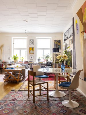 Tuomaksen mukaan taiteen kerääminen on mahdollista tavallisillakin palkkatuloilla. "Taidekoulujen kevätnäyttelyt ja huutokaupat ovat hyviä paikkoja aloittaa. Hyvässä kokoelmassa on sekaisin vanhaa ja uutta taidetta. Oma kokoelmani on kasvanut hiljalleen 30 vuoden aikana."