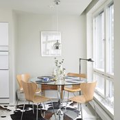 Ruokailunurkkauksen Ulla sisusti 1950-luvun hengessä. Ruokapöytää ympäröi Arne Jacobsenin Fritz Hansenille suunnittelemat Series 7 -tuolit. Alvar Aallon Kultakello-valaisimen Ulla valitsi mesinkisenä, ja seinälle hän kehysti vedoksen Salvador Dalin työstä. Lattiavalaisin on hankittu Sisustusliike Salista.