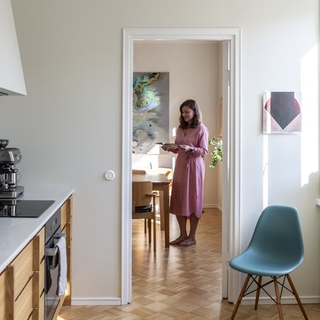  Tuuli Kousa halusi säilyttää asunnon alkuperäisen pohjaratkaisun. Siksi keittiötä piti miettiä huolella. Huone on pitkulainen, ja vesijohtojenkin takia taso sopi vain yhdelle seinälle. "Suuri peili tuo keittiöön valoa ja tilan tuntua. Kokatessakin voi katsoa ikkunoista avautuvia maisemia."