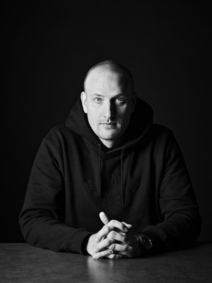 "Joillakin on vielä kuvitelmia, että kirjailijana vähän jotain naputtelen punkkulasi kädessä", sanoo yhdeksästä viiteen kirjoittava Seeck.