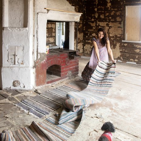 Viime vuonna Hanna osti Hangon Täktomista vanhan hirsitalon ja sai kaupan päälle metrikaupalla räsymattoja. Retroessun hän hankki Ansa Second Handista Helsingin Kalliosta. Tuvassa viihtyy myös 13-vuotias Lilo-koira.