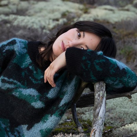 Metsä/Skogen -konseptiliikkeen tuotteet on tehty kestävän kehityksen periaatteiden mukaisesti. Kutomo Holopaisen neuleessa on Minni Havaksen printti.