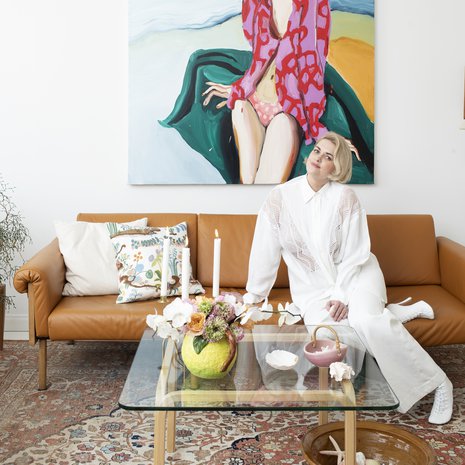 Jenni Hiltusen Sunset kuljettaa lomatunnelmaan. Jennin taulut olivat Sannin pitkäaikainen haave. "Rakastan katselevia naisia kotini seinillä. Niiden ympärille rakennan loppuelämäni kodin." Artekin pöytä on Fasaani-antiikki-liikkeestä.