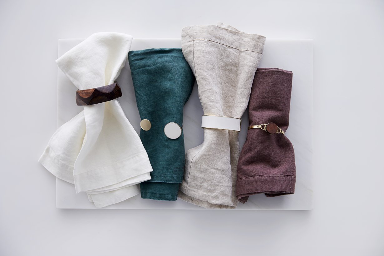 Pellavaservietit Stockmann ja H&M Home, käsikorut H&M ja Glitter. Kuva Anna Huovinen,