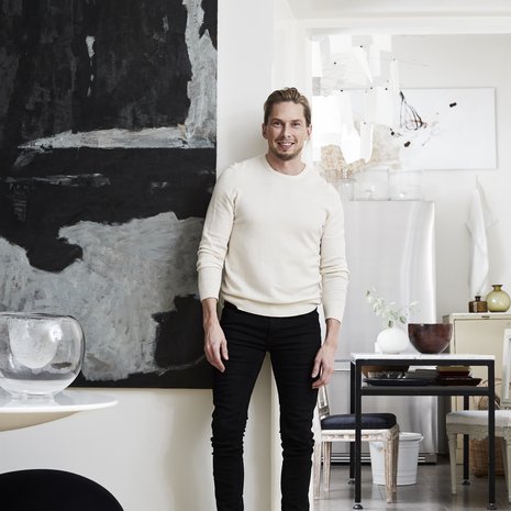 Sisustusarkkitehti Ilkka Mälkiäinen arvostaa pitkiä asiakassuhteita.